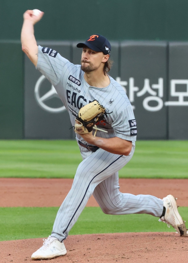와이스 완벽투·안치홍 결승 3점 홈런...한화, 3위 롯데 잡고 1위 수성