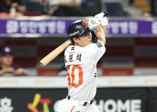 한화 초대박! &apos;1할타자 반전&apos; 신구장 첫 만루포! 이글스 올해는 된다…조동욱 시즌 첫 승+채은성 3타점→두산 9-1 대파 [대전:스코어]