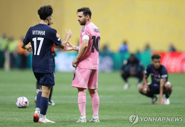 0-4 완패 분노? 메시 주먹질 동작 옛 동료 비티냐와 몸싸움 포착
